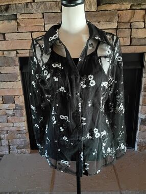 Amber Skies Black And White Sheer Floral Embellishwd Button Down Top With Cami